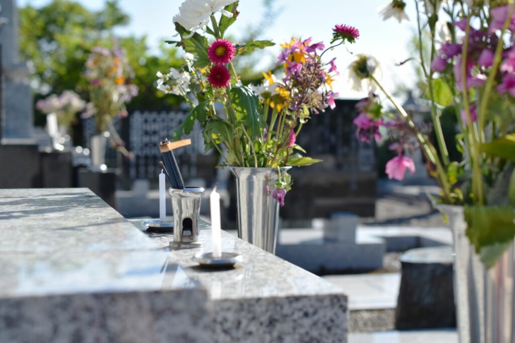 fleurs dans un cimetiere