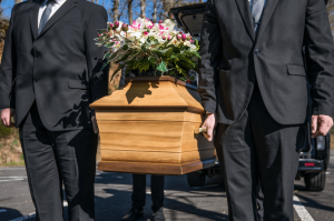 fleurs dans un vase dans un cimetiere